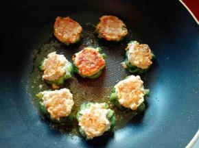 煎至金黄时翻一面，开始煎长豇豆。(盖上盖子煎1分钟即可。)