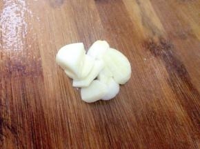 大蒜去小片待用