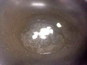 锅里倒入凉油，加入切好的大蒜爆香