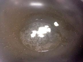 锅里倒入凉油，加入切好的大蒜爆香