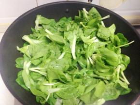 大蒜爆香后倒入洗净的小白菜翻炒