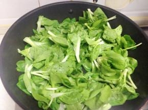 大蒜爆香后倒入洗净的小白菜翻炒