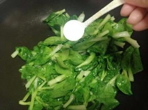 炒至微软加适量的盐