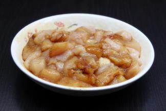 鸡肉洗净切块，放盐、油、酱油、料酒、鸡粉腌制5分钟；