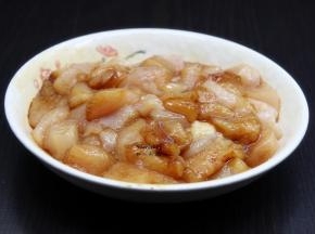 鸡肉洗净切块，放盐、油、酱油、料酒、鸡粉腌制5分钟；