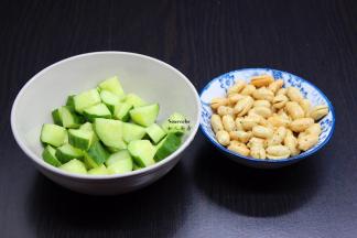 花生米提前爆香，青瓜洗净切粒；