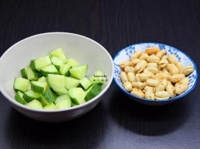 花生米提前爆香，青瓜洗净切粒；
