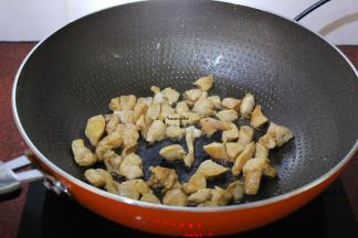 热锅，放鸡胸肉、生姜爆炒八成熟；