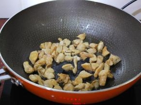 热锅，放鸡胸肉、生姜爆炒八成熟；