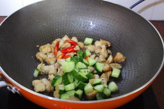 加入辣椒、青瓜翻炒；