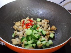 加入辣椒、青瓜翻炒；