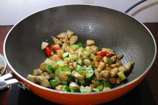 再把花生米加入；