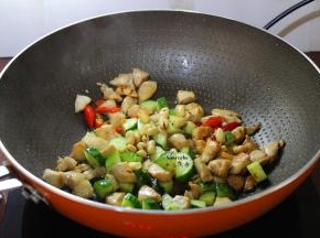 再把花生米加入；