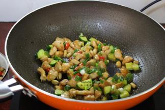 生粉勾芡倒入，香葱，炒均即可。