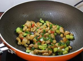 生粉勾芡倒入，香葱，炒均即可。