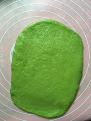 取一个面团擀开