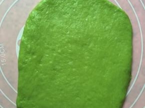 取一个面团擀开