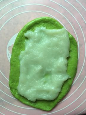 麻薯分成4份，取其中一份扯开铺在面团上面