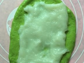 麻薯分成4份，取其中一份扯开铺在面团上面