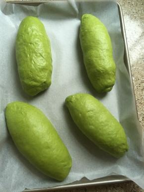 放入烤盘，盖上保鲜膜室温发酵至两倍大