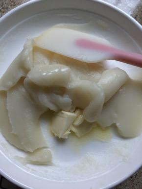 取出用刮刀拌一下散热，加入黄油