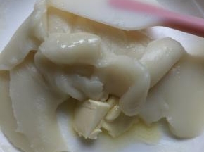 取出用刮刀拌一下散热，加入黄油