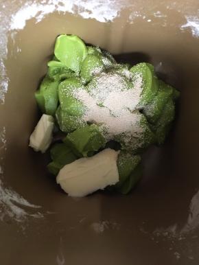 静置好的面团剪碎放入面包机，加入黄油和酵母