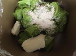 静置好的面团剪碎放入面包机，加入黄油和酵母