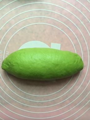 由上至下卷起，捏紧收口