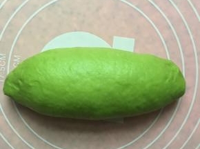 由上至下卷起，捏紧收口