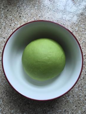 放入碗中盖上保鲜膜静置一小时（夏天需要放冰箱冷藏静置，取出放酵母的时候面团要回温）