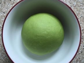 放入碗中盖上保鲜膜静置一小时（夏天需要放冰箱冷藏静置，取出放酵母的时候面团要回温）