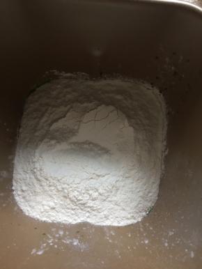 除黄油和酵母外的所有材料放入面包机桶内，用imix键揉15分钟揉成光滑的面团