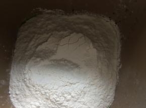 除黄油和酵母外的所有材料放入面包机桶内，用imix键揉15分钟揉成光滑的面团
