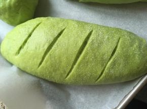 撒少许面包粉，用锋利的刀割出纹路，烤箱155度预热，上下火155度烤30分钟，上色之后要即时盖上锡纸，以免上色过深