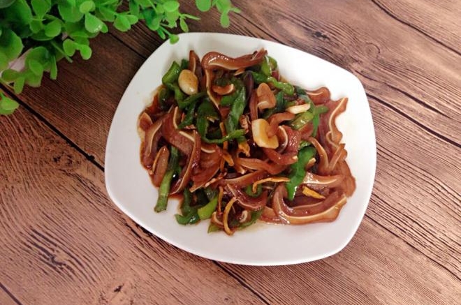 青椒炒卤猪耳尖