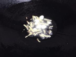 锅里加入适量的油，把姜、蒜下锅里爆香