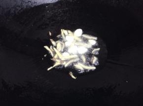 锅里加入适量的油，把姜、蒜下锅里爆香