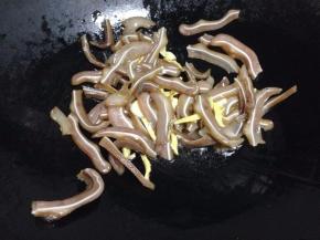 加入猪耳尖翻炒