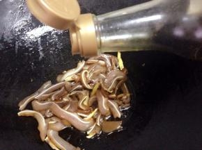 然后加适量的生抽