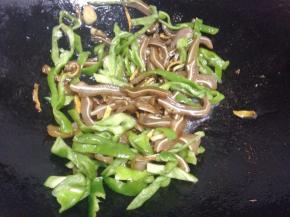 翻炒匀，把青椒丝加入翻炒