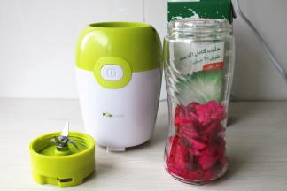 火龙果去皮切块放入瓶子内。