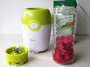 火龙果去皮切块放入瓶子内。