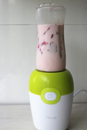 拧上刀头，对着标志放上杯子，卡紧到锁紧位置。