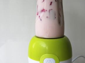 拧上刀头，对着标志放上杯子，卡紧到锁紧位置。