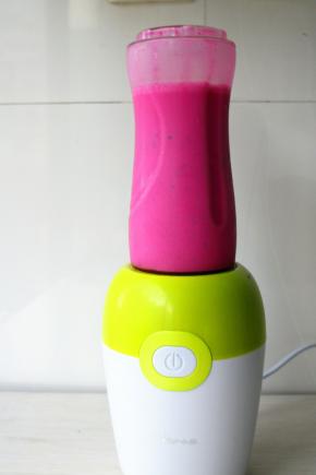 按下启动按钮，10秒钟后，漂亮的火龙果奶昔就做好了。