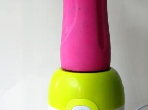 按下启动按钮，10秒钟后，漂亮的火龙果奶昔就做好了。