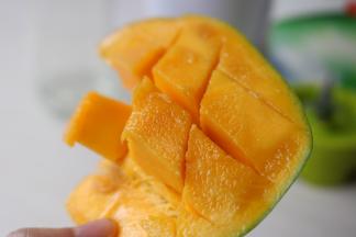 芒果剖开，斜切花刀，不切到皮。