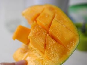 芒果剖开，斜切花刀，不切到皮。