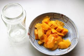 切下所有芒果肉。